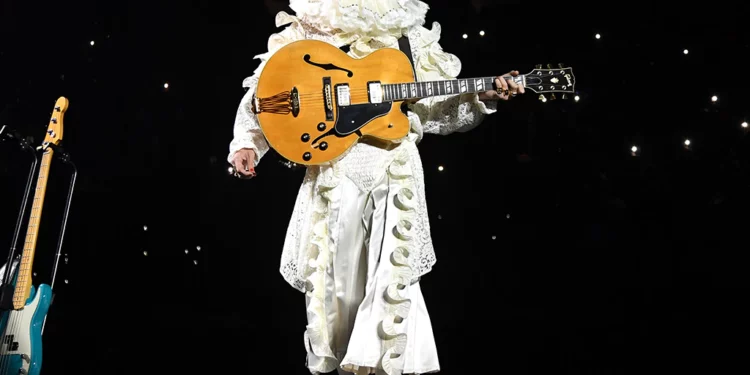 Harry Styles’ Golden Moments From His Love On Tour Are Award-Worthy